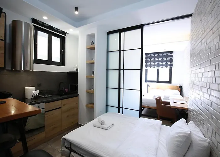 Emily In Athens - Central Design Awarded Flat Syntagma E3